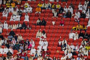 Los seguidores asisten al partido de fútbol del Grupo A de la Copa Mundial Qatar 2022 entre Qatar y Ecuador en el estadio Al-Bayt en Al Khor, al norte de Doha, el 20 de noviembre de 2022. (Foto de Odd ANDERSEN / AFP)