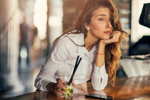 Mujer bebe en un bar