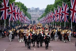 Desfile de soldados fuera del Palacio de Buckingham durante el Concurso del Jubileo de Platino de la reina Isabel de Gran Bretaña en Londres, el 5 de junio. Foto Frank Augstein/Pool vía REUTERS