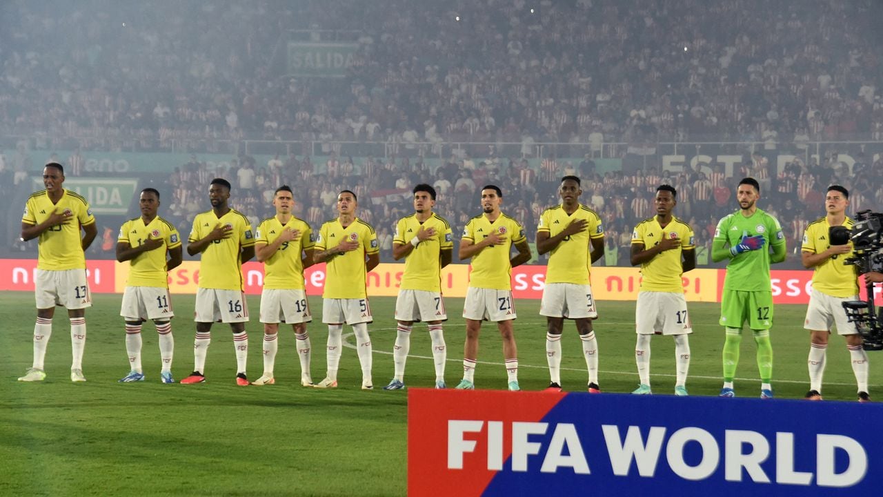 Colombia's players sing their national anthem before the 2026 FIFA World Cup South American qualification football match between Paraguay and Colombia at the Defensores del Chaco stadium in Asuncion on November 21, 2023. (Photo by NORBERTO DUARTE / AFP)