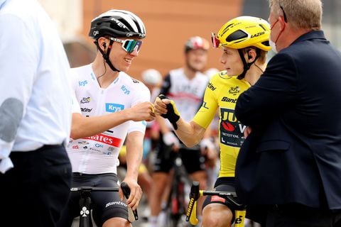 SAINT-QUENTIN-EN-YVELINES, FRANCE - JULY 23: (L-R) Tadej Pogacar of Slovenia and UAE Team Emirates - White Best Young Rider Jersey and Jonas Vingegaard of Denmark and Team Jumbo-Visma - Yellow Leader Jersey prior to the stage twenty-one of the 110th Tour de France 2023 a 11 5.1km stage from Saint-Quentin-en-Yvelines to Paris / #UCIWT / on July 23, 2023 in Saint-Quentin-en-Yvelines, France. (Photo by Michael Steele/Getty Images)