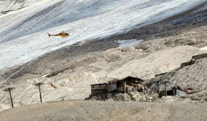 Los rescates para encontrar desaparecidos en el glaciar italiano siguen su curso