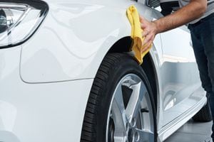 Usar los productos y herramientas adecuadas es ckave para evitar rayones en la pintura de los carros.