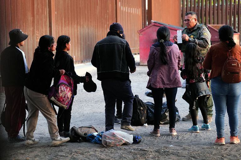 Los migrantes que intentan cruzar a los EE. UU. desde México son detenidos por la Oficina de Aduanas y Protección Fronteriza de los EE. UU