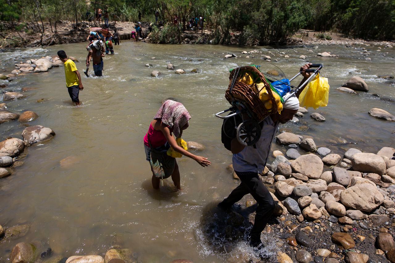 Cientos de migrantes cruzan a diario la frontera por trochas