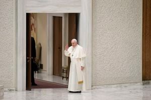 El papa Francisco a su llega a su audiencia general semanal en el salón Pablo VI del Vaticano, el 13 de abril de 2022. (AP Foto/Andrew Medichini)