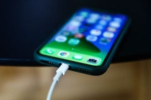 El iPhone de Apple conectado a un cable Lightning se ve en esta foto ilustrativa tomada en Polonia el 25 de septiembre de 2021.