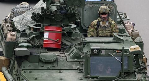 Un vehículo militar estadounidense circula por la autopista A4 cerca de Dresde por la mañana. Las fuerzas estadounidenses habían participado en el ejercicio de la OTAN "Griffin Shock" en Polonia.