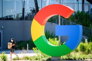 Un trabajador camina por un sendero en el campus de Google Bay View en Mountain View, California, el 27 de junio de 2022. (Photo by NOAH BERGER / AFP)