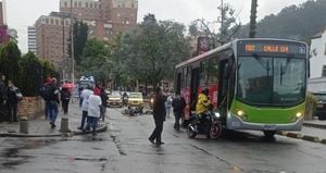 Accidente en la carrera Séptima en Bogotá entre un bus y un motociclista.