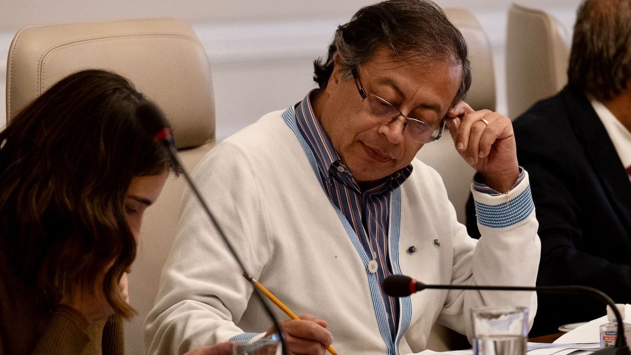 Presidente Gustavo Petro en la Casa de Nariño evaluando el proyecto del Metro de Bogotá.