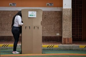 En ciudades como Barranquilla, había sitios en los que a mediodía solo habían votado un promedio de 8 jóvenes por mesa.Foto Esteban Vega La-Rota