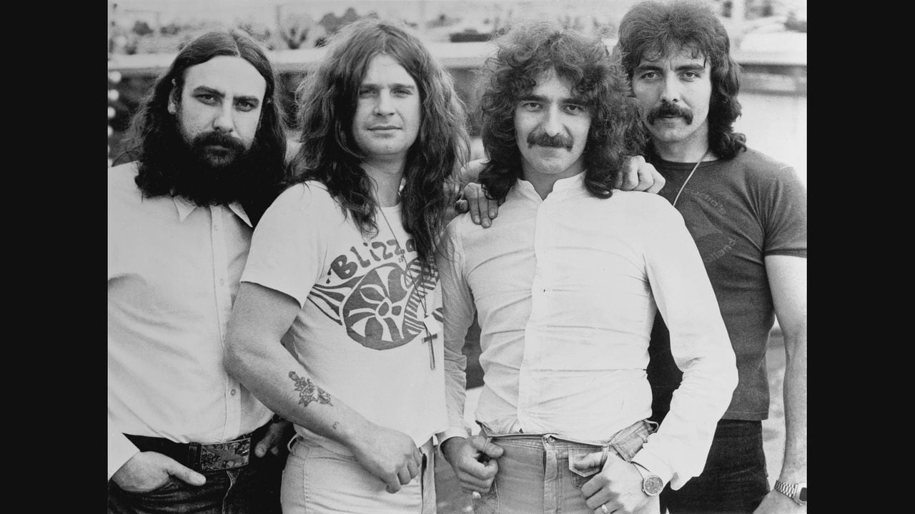 Bill Ward (batería), Ozzy Osbourne (voz), Geezer Butler (bajo), Tony Iommi (guitarras), Black Sabbath de Birmingham. Las nueve vidas de Ozzy Osbourne en A&E