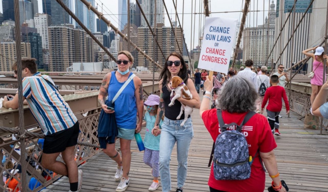 La ciudad de New York fue una en las que varios ciudadanos salieron a protestar con pancartas pidiendo más control a las armas de fuego