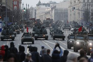 Vehículos de artillería autopropulsados, tanques y vehículos militares rusos recorren la calle Tverskaya hacia la Plaza Roja durante un ensayo para el desfile militar del Día de la Victoria en Moscú, Rusia, el jueves 28 de abril de 2022. Foto AP