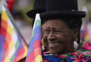 Una mujer sonríe durante una manifestación contra la violencia de género con motivo del Día Internacional de la Mujer en La Paz, Bolivia, el martes 8 de marzo de 2022. (AP Photo/Juan Karita)