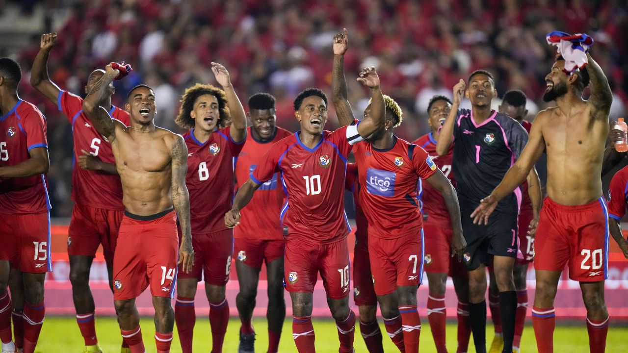 Panama's players celebrate after beating 3-1 Costa Rica on a Concacaf Nation League quarterfinal second leg soccer match at Rommel Fernandez stadium in Panama City, Monday, Nov. 20, 2023. (AP Photo/Arnulfo Franco)