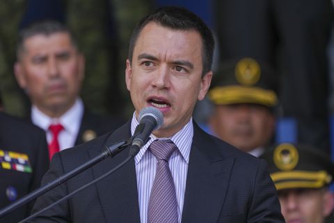 El presidente de Ecuador, Daniel Noboa, habla durante una ceremonia de entrega de equipos a la policía, en la Gral. Escuela de policía Alberto Enríquez Gallo en Quito, Ecuador, lunes 22 de enero de 2024.