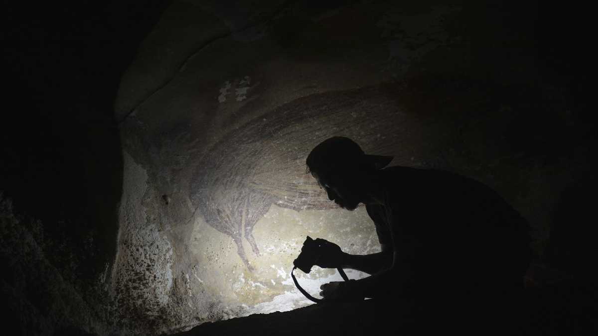 La pintura rupestre más antigua del mundo fue encontrada en Indonesia. Les dio información a los arqueólogos sobre el primer asentamiento en la región. La figura del jabalí tiene por lo menos 45,500 años. Foto: Adhi Agus Oktaviana / Griffith University / AFP