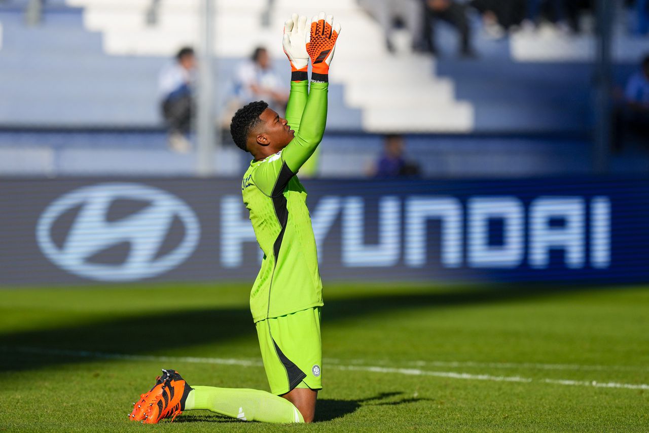 Colombia's goalkeeper Luis Marquinez celebrates after defeating Slovakia 5-1 during a FIFA U-20 World Cup round of 16 soccer match at the Bicentenario stadium in San Juan, Argentina, Wednesday, May 31, 2023. (AP Photo/Natacha Pisarenko)