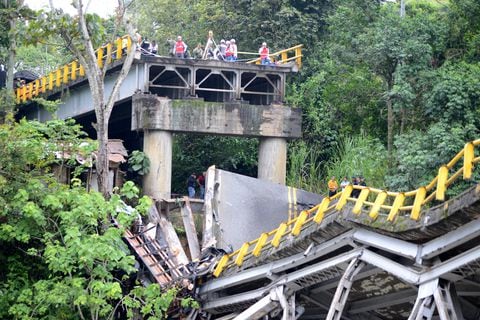 Caída del puente del Alambrado sobre el río la Vieja en los límites entre los departamentos del Valle del Cauca y Quindío.