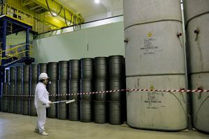 ARCHIVO - En imagen del 23 de marzo de 2016, un trabajador mide los niveles de radiación en barriles en una zona de almacenaje de desecho nuclear en la central nuclear de Chernóbil, en Ucrania. (AP Foto/Efrem Lukatsky, archivo)