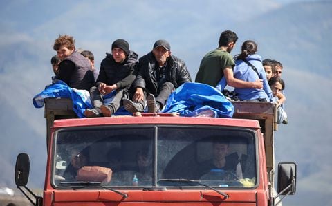 Refugiados de la región de Nagorno-Karabaj viajan en un camión a su llegada a la aldea fronteriza de Kornidzor, Armenia, el 27 de septiembre de 2023.