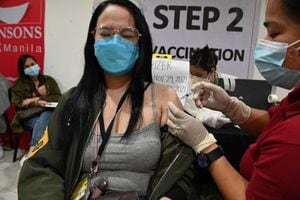 Un trabajador médico administra una vacuna contra el coronavirus BioNtech-Pfizer Covid-19 a un residente dentro de un centro comercial en la ciudad de Manila, el 29 de noviembre de 2021, cuando la nación del sudeste asiático lanzó una campaña de vacunación de tres días dirigida a nueve millones de personas de tan solo 12 años. un esfuerzo por acelerar el lanzamiento de jabs, en medio de la amenaza de la variante del coronavirus Omicron muy mutada.
Ted ALJIBE / AFP
