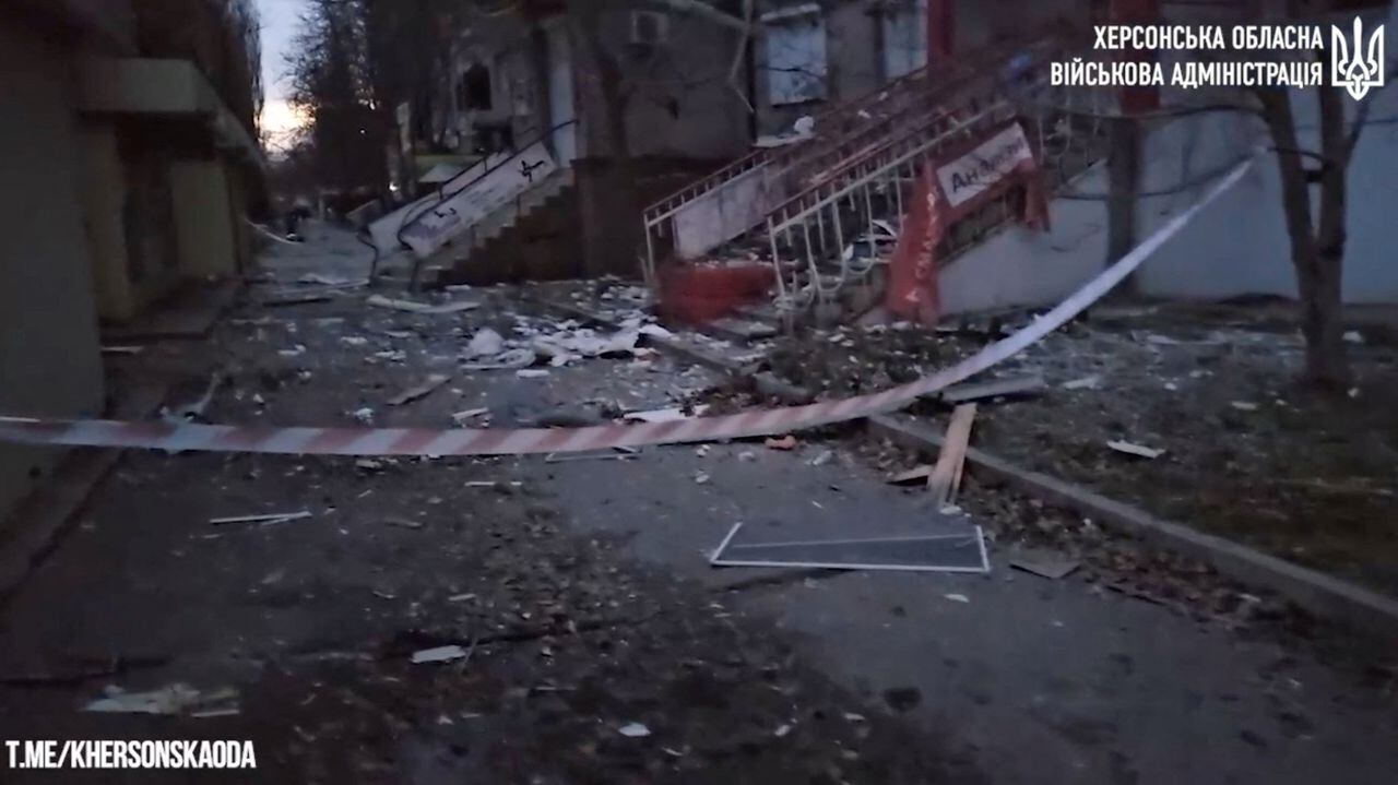 Escombros esparcidos a lo largo de una calle después del bombardeo en un bloque residencial en Kherson, Ucrania, en esta captura de pantalla tomada de un video publicado el 3 de diciembre de 2023.