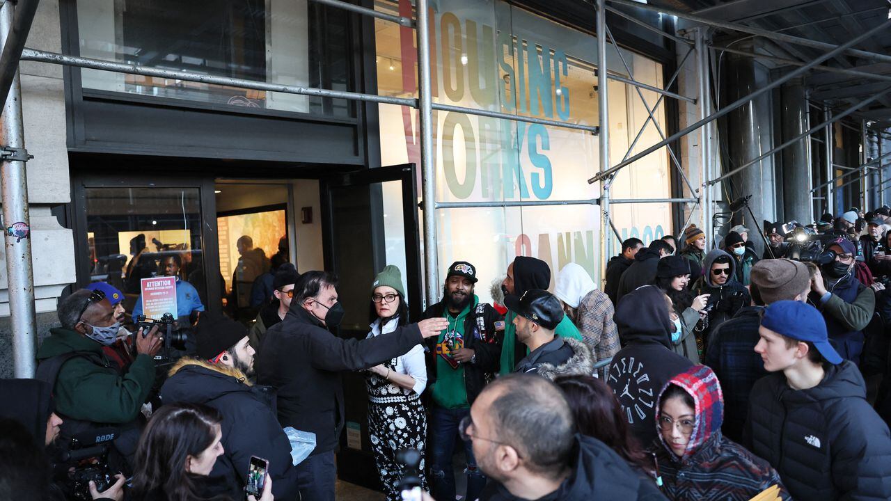 Las personas llegaron a la primera tienda encargada de vender marihuana legal en Nueva York. Foto: AFP