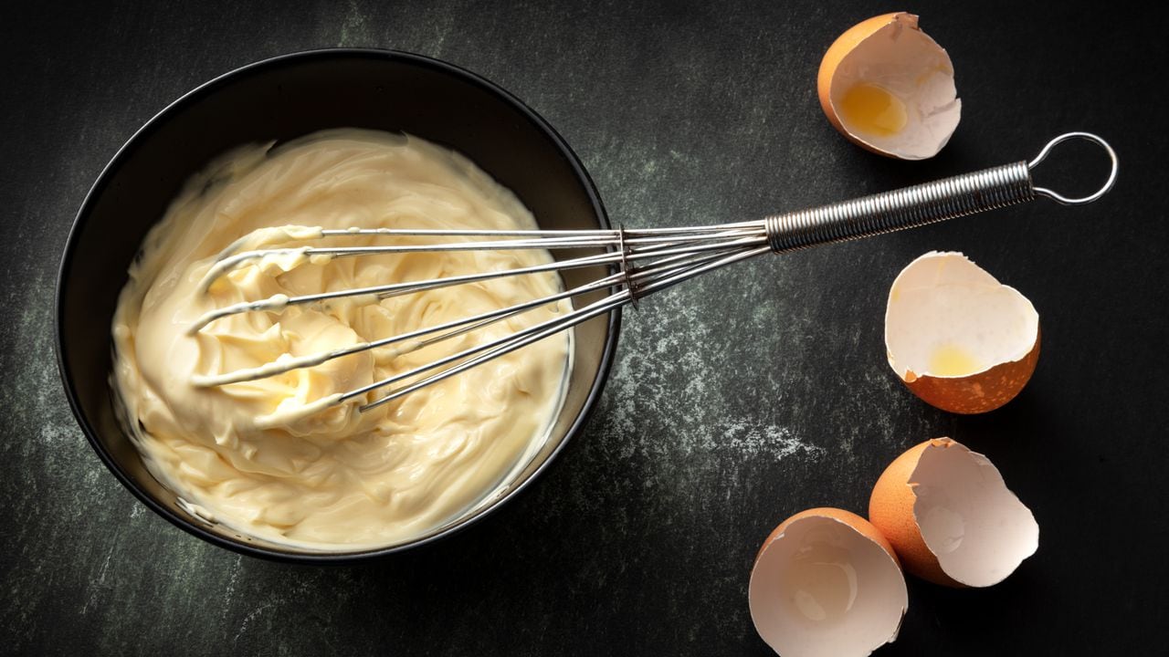 La mayonesa es una salsa que se puede elaborar en casa.