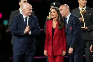 El presidente de la Fifa, Gianni Infantino, la reina Letizia y el presidente de la RFEF, Luis Rubiales.