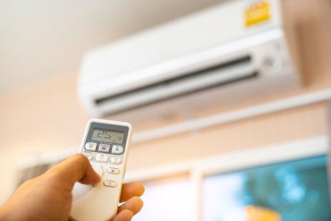 El aire acondicionado, puede consumir hasta 45 kWh de energía por día, si se mantiene encendido durante aproximadamente 9 horas.