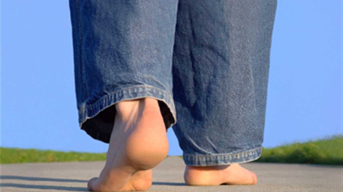 Caminar descalzos por áreas húmedas y poco higiénicas pueden hacer que el pie contraiga algún hongo y/o bacteria. Foto: Pantherstock