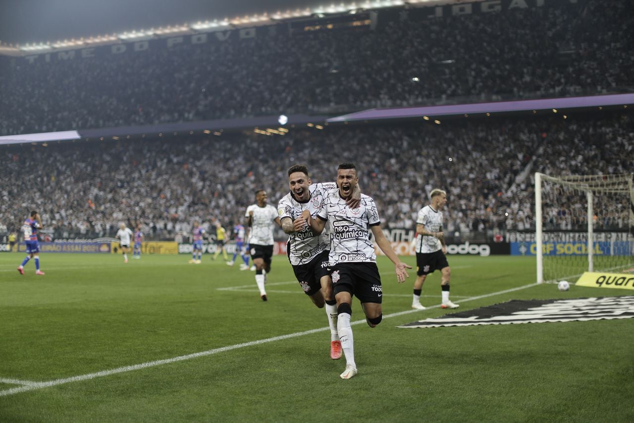 SAO PAULO, BRAZIL - NOVEMBER 06: Players of Corinthians celebrate after scoring a goal during the match between Corinthians and Fortaleza, valid for the 30th round of the 2021 Brazilian Soccer Championship, at Neo Quimica Arena, in Sao Paulo, Brazil, on November 6. (Photo by Paulo Lopes/Anadolu Agency via Getty Images)