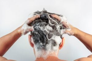 El shampoo debe aplicarse en el cuero cabelludo y con la espuma producida se limpian las otras zonas del cabello.