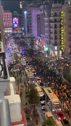 Situación caótica en Madrid:  Miles de personas se tomaron la Gran Vía para pedir la renuncia de Pedro Sánchez