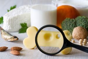 Muchos de los nutrientes beneficiosos para prevenir el desarrollo de la osteoporosis se pueden encontrar en los alimentos.