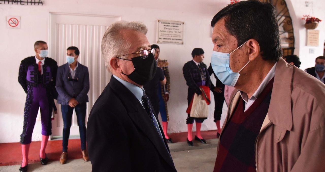 El manizalita Rodrigo Arias 'Monagillo' y el matador Enrique Calvo 'El Cali', dos maestros del toreo colombiano. Manizales, 3 de enero de 2022.