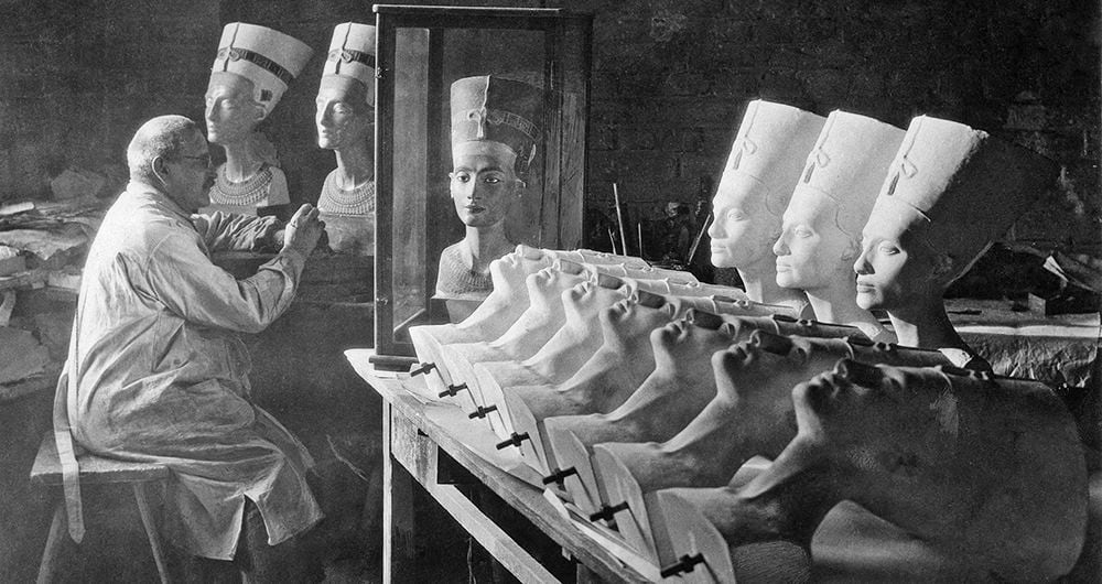 El descubrimiento del busto de Nefertiti la hizo también una figura central de la promoción y proyección del Antiguo Egipto.  