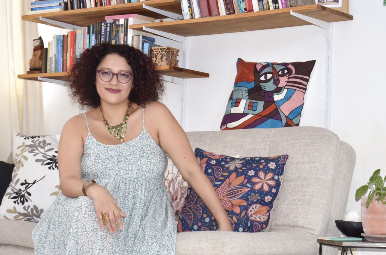 La escritora Juliana Enciso es una de las autoras que participó en el libro Como la Flor, una publicación que abre las puertas a la diversidad de género.