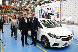 El presidente Iván Duque y el presidente de General Motors para la región, en lanzamiento de inversión en Colombia.