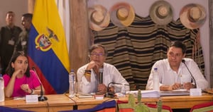 Presidente Gustavo Petro en medio de consejo extraordinario de ministros en La Guajira.