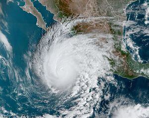 Esta imagen obtenida de la Administración Nacional Oceánica y Atmosférica muestra el huracán Norma frente a la costa del Pacífico de México.