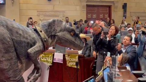 Video: apareció un ‘dinosaurio’ en la plenaria de la Cámara de Representantes: ¿por qué?