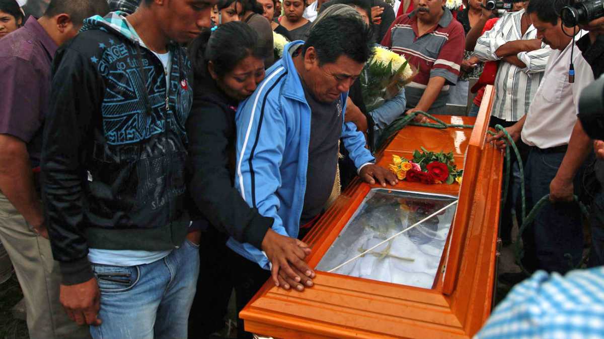 El 1 de octubre del 2014, familiares y estudiantes participaron en el sepelio del joven normalista Julio Cesar Ramírez Nava, asesinado cinco días antes en una refriega con la policía municipal en Tixtla (México).