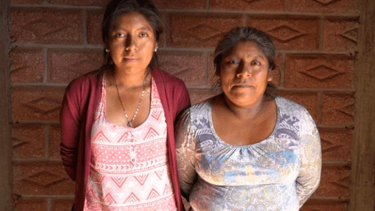 Domitila Mendoza, de 42 años, y su hija Anaí, de 16, originarias de Vicente Guerrero, Metlatónoc, en el Estado de Guerrero, México.