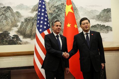 El Secretario de Estado de los Estados Unidos, Antony Blinken, se da la mano con el Ministro de Relaciones Exteriores de China, Qin Gang, en la Casa de Huéspedes del Estado de Diaoyutai en Beijing, China