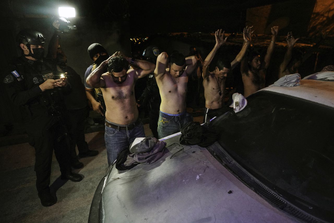 El gobierno hondureño envío a policías y militares en una ofensiva contra las pandillas de ese país. (Photo by Johny Magallanes / AFP)