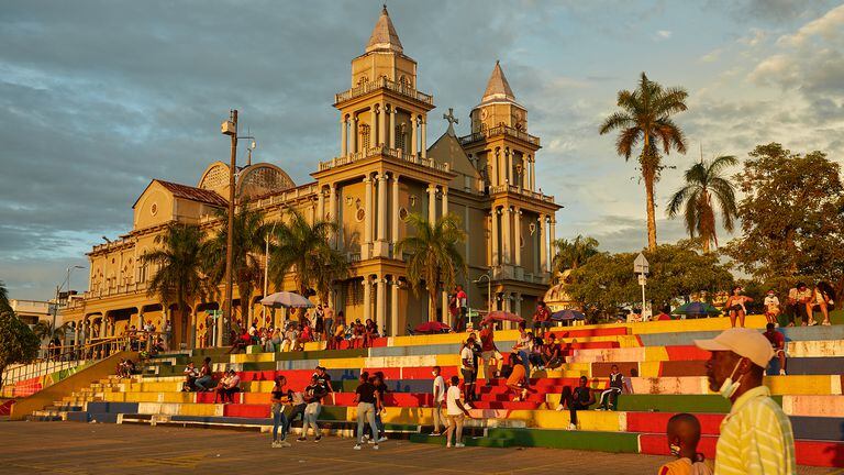 El Malecón Jairo Varela, abarca las calles 24 y 31, y está ubicado frente a la Catedral San Francisco de Asís y el Parque Centenario Libertador de Quibdó.
